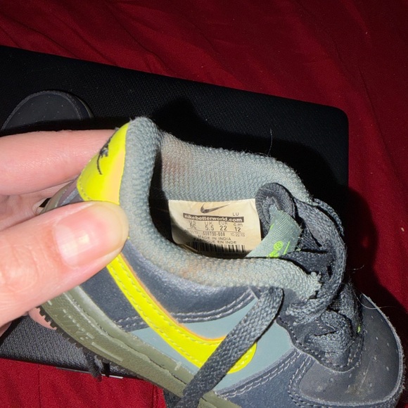 Nike Kids Black and Yellow Sneakers - Picture 4 of 4